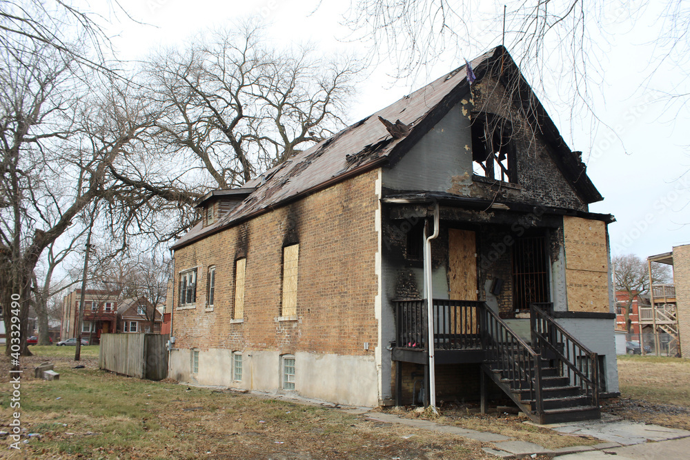 Obraz premium Fire-damaged abandoned brick home in Engelwood on Chicago's South Side