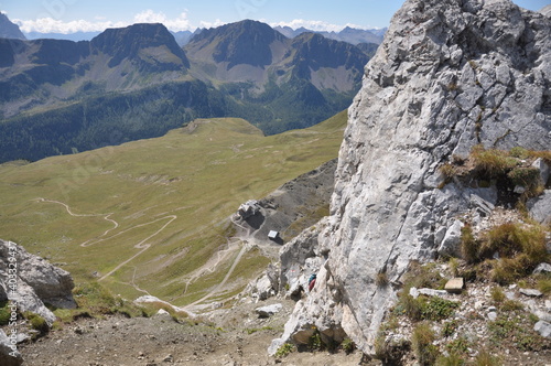 Widok na szlak w dole podczas wspinaczki na via ferrata w Dolomitach