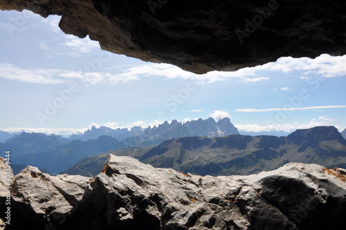 Obraz na płótnie Górska panorama widziana ze skalnego okienka, Dolomity, Włochy w salonie
