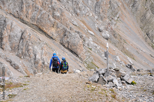 Turyści na szlaku w Dolomitach we Włoszech