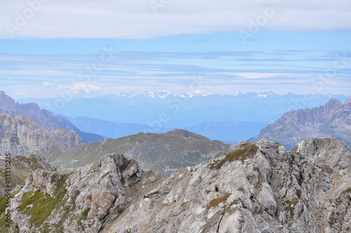 Rozległa górska panorama Dolomitów w rejonie Sella