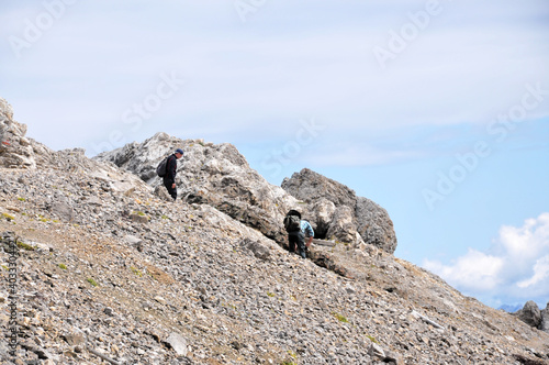 Dwóch mężczyzn sprząta szlak, Dolomity