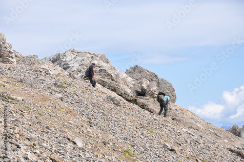 Dwóch mężczyzn sprząta szlak w Dolomitach, Wochy