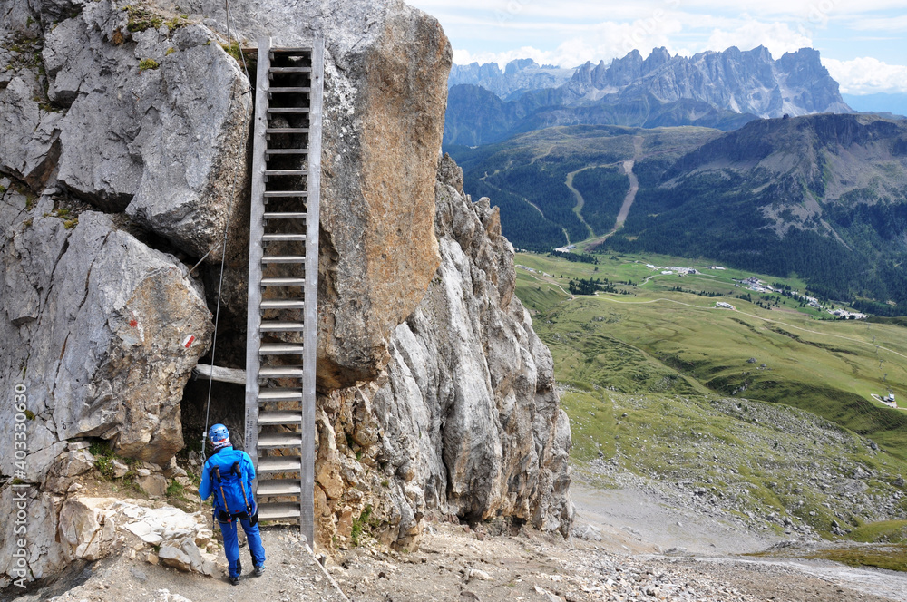 Podejście pod drewnianą drabinę na via ferracie w Dolomitach