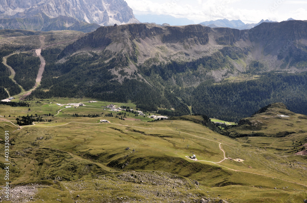 Rozległa górska panorama z Dolomitów we Włoszech