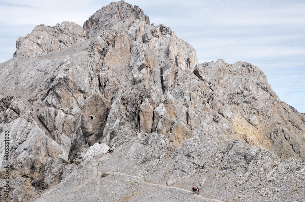 ludzie idą stromą ścieżką, Dolomity, Włochy
