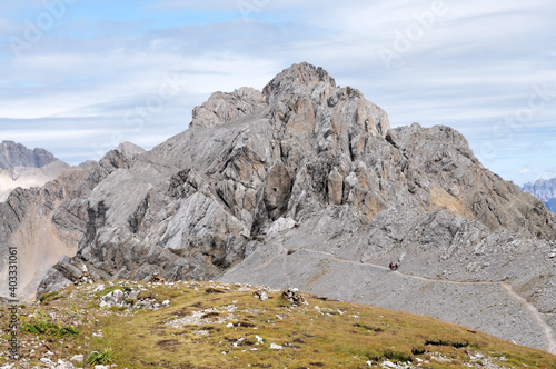 Obraz na płótnie Na szlaku w Dolomitach, Italia w salonie