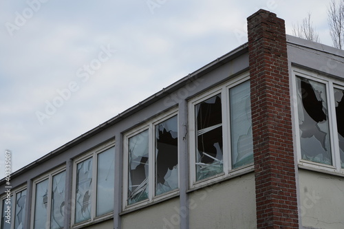 Wallpaper Mural Eingeschlagene Fenster eines verlassenen Hauses Torontodigital.ca