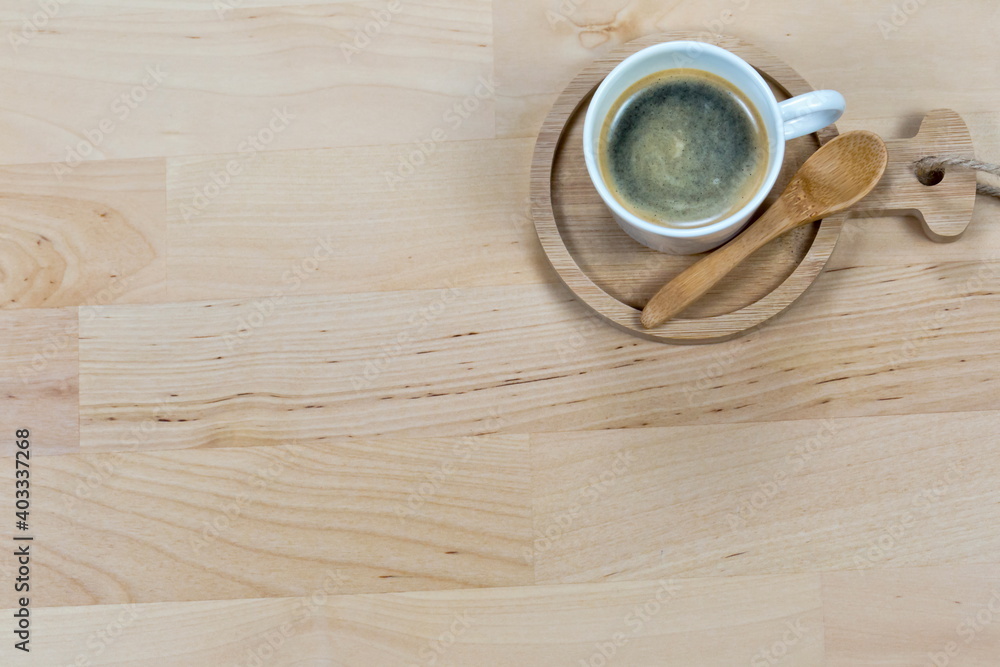 Obraz premium Tazzina di caffè su sfondo in legno