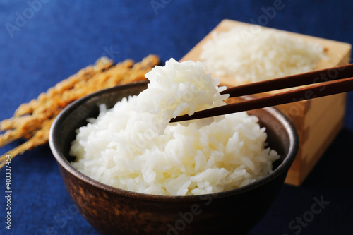 白米を箸で持ち上げる　Japanese white rice