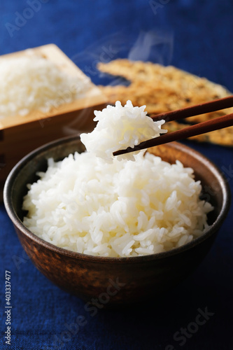 白米を箸で持ち上げる　Japanese white rice