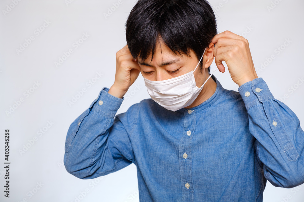 不織布マスクを身に着ける日本人男性