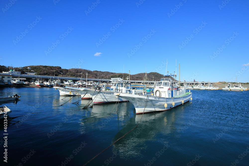 静かな入り江にある小さな漁港の風景（神奈川県の大磯漁港）
