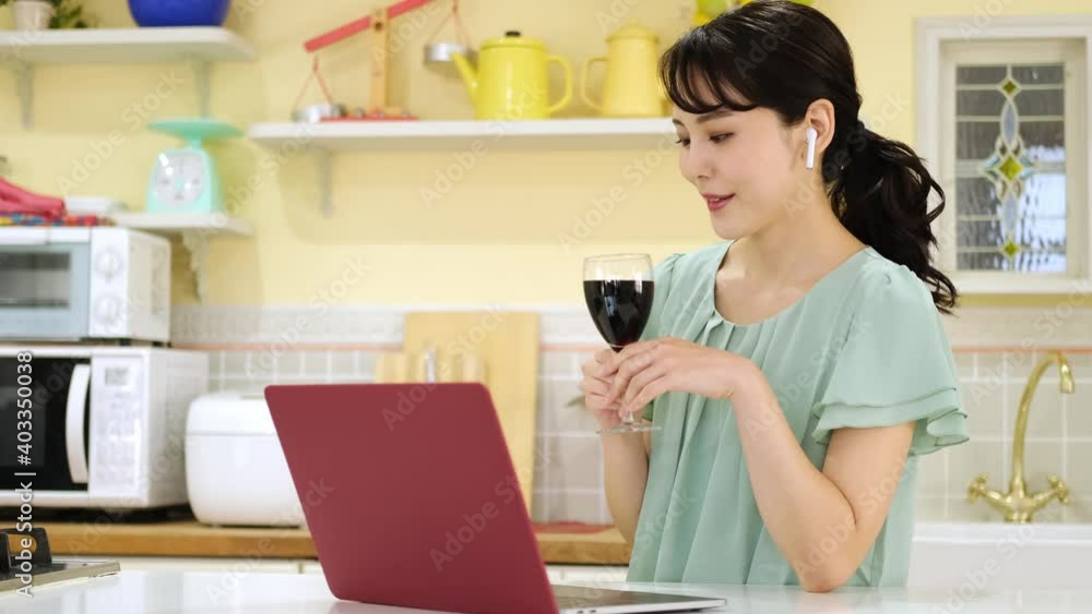 オンラインで飲み会をする女性 オンラインで飲み会をする女性