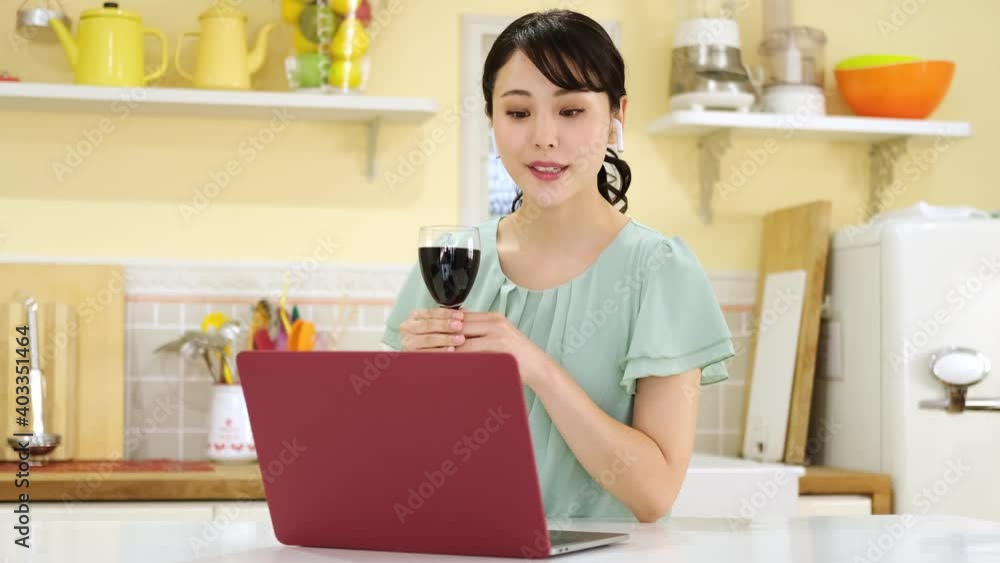 オンラインで飲み会をする女性 オンラインで飲み会をする女性