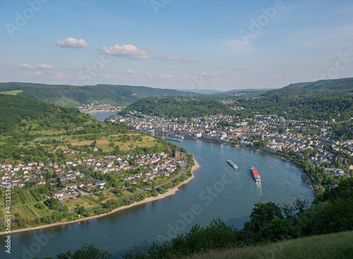 Drei Binnenschiffe auf dem Rhein bei Boppard