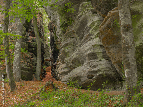 Eingeklemmter Felsbrocken in einer engen Schlucht photo