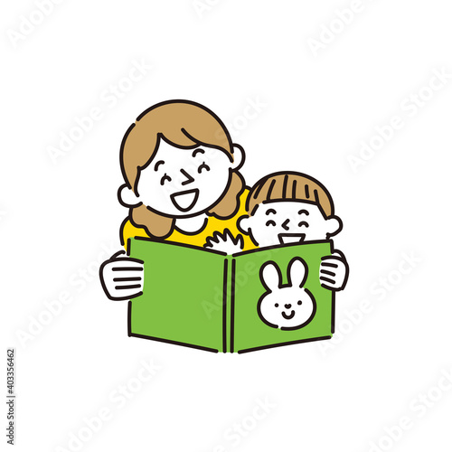 母親に絵本を読み聞かせてもらう男の子