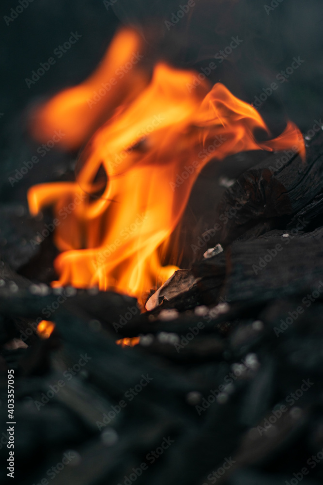 manos encendiendo carbón para un asado , fuego en asador , grill , fuego manos encendiendo carbón para un asado , fuego en asador , grill , fuego