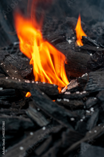 manos encendiendo carbón para un asado , fuego en asador , grill , fuego 