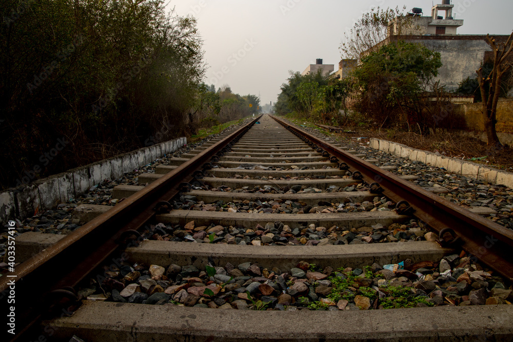 Fototapeta premium railroad tracks in the morning