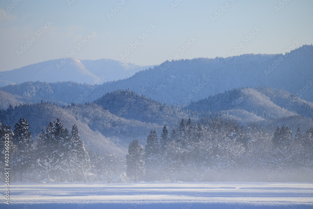 冬の朝　雪景色　冷たい空気　秋田県