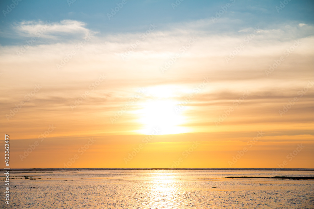 Obraz premium Yellow sunset golden hour view at the beach in Indonesia