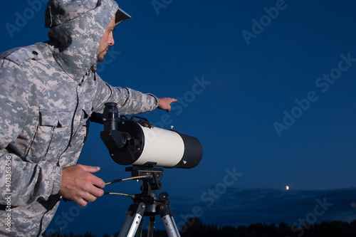Fotografia The man looks through a telescope