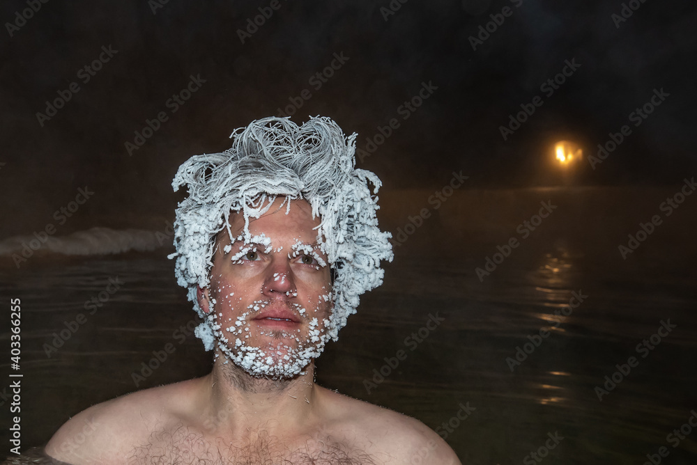 Fotografia do Stock: Man with frozen hair after sitting in hot springs in  Yukon Territory, Canada. Taken in -36 celsius temperatures. | Adobe Stock