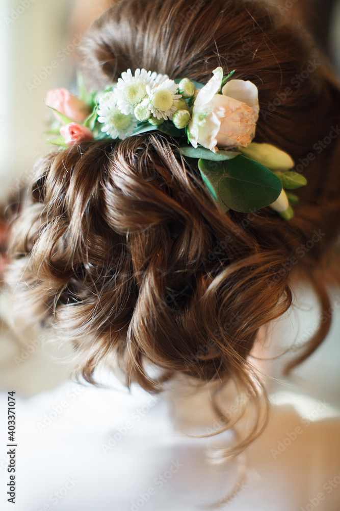 Naklejka premium Wedding hairstyles.Hairdressing.The bride. Beautiful hairstyle with curls. Wedding.