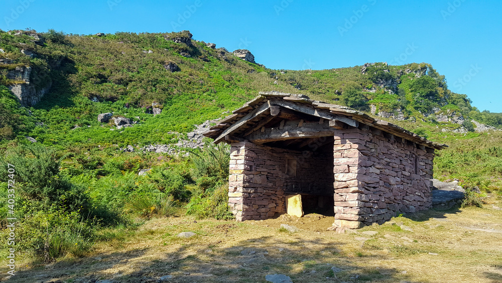 mountain stone shelter for the shepherd in the Puy de Dôme