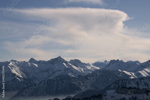 Winterliche Landschaft der schneebedeckten bayerischen Alpen vor blauem Himmel im Sonnelicht © Rudolf