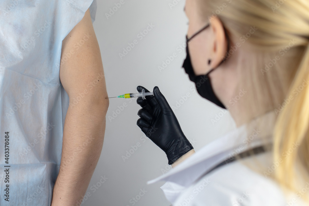 An orthopedic surgeon gives an injection in the elbow. Treatment of osteoarthritis with hormonal drugs or drugs based on hyaluronic acid. Help with diseases that damage the cartilage of the joint An orthopedic surgeon gives an injection in the elbow. Treatment of osteoarthritis with hormonal drugs or drugs based on hyaluronic acid. Help with diseases that damage the cartilage of the joint