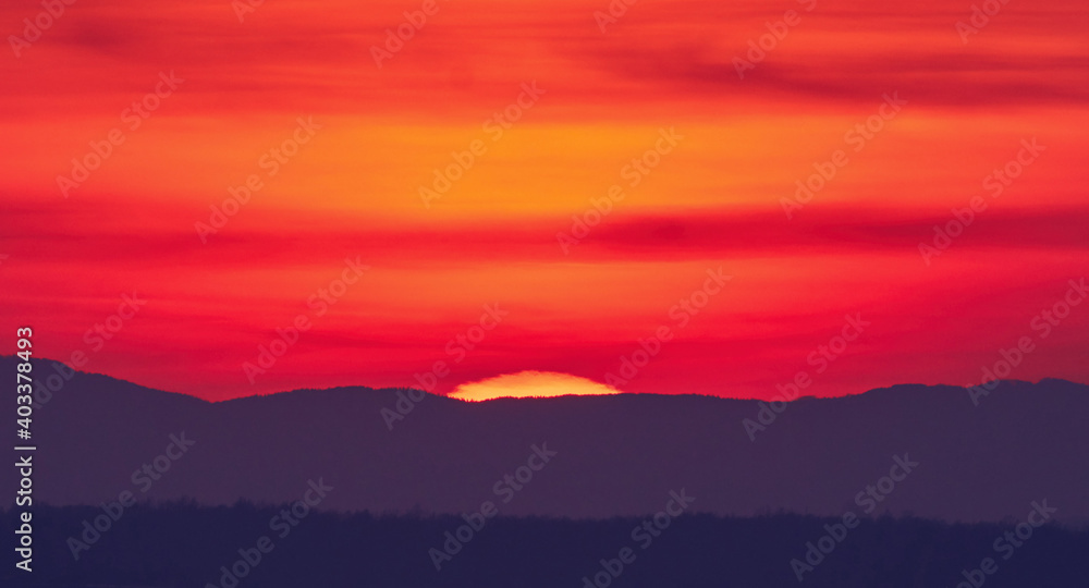 Obraz premium Big colorful sunset photographed through a telephoto lens.