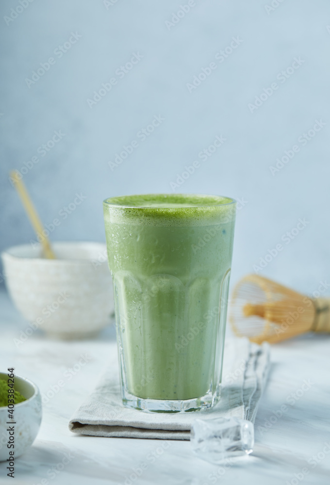 Fototapeta premium matcha tea on a light table