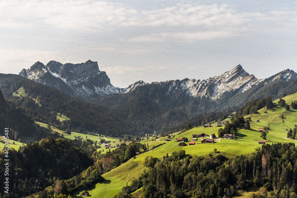 Blick auf die Berge Mattstock und Speer in den Schweizer Alpen, Toggenburg, Nesslau, Kanton St. Gallen, Schweiz