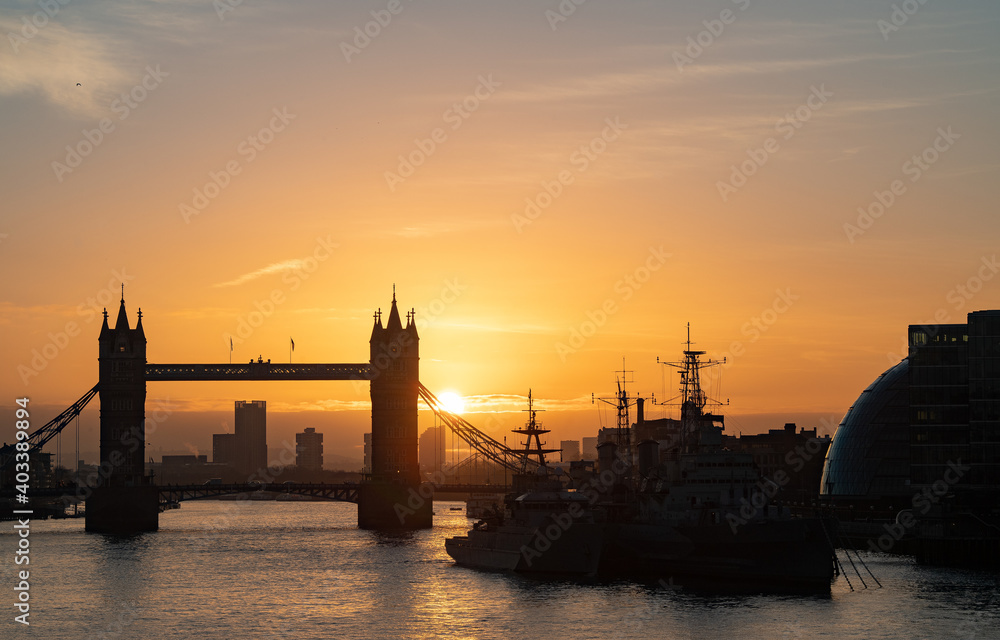 Naklejka premium Sunrise over Tower Bridge, London