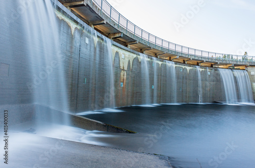 Water dam 