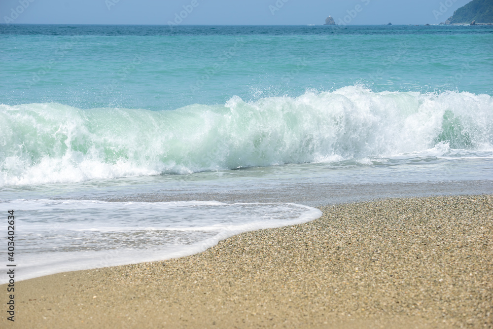 ビーチと波