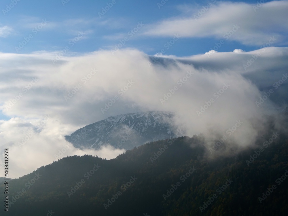 Wolkenverhangene Berge in den bayerischen Alpen zwischen Pfronten und Füssen