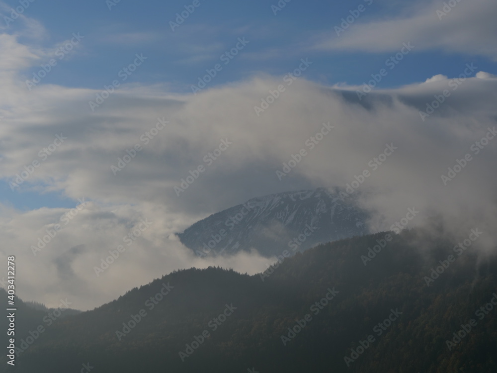 Wolkenverhangene Berge in den bayerischen Alpen zwischen Pfronten und Füssen
