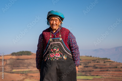 Canvas Print old woman outdoor portrait in Yunnan, China