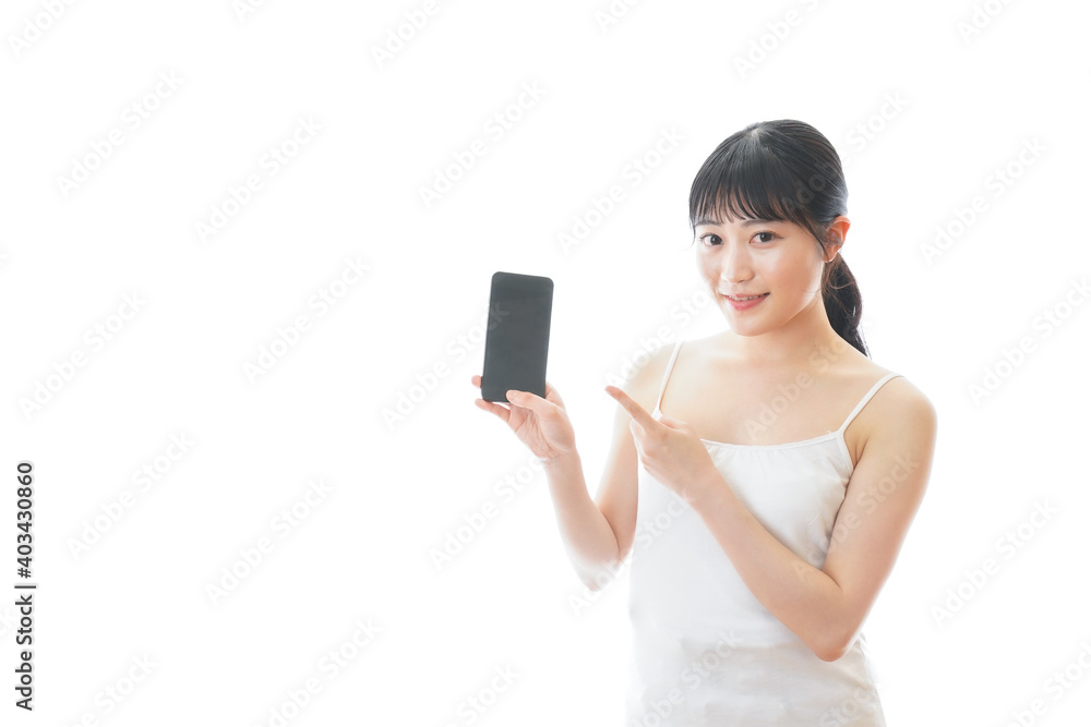 スマホアプリを使う若い女性 スマホアプリを使う若い女性
