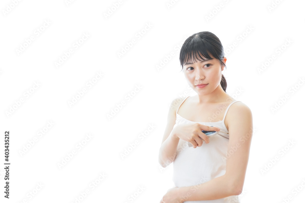 体温の計測をする若い女性 体温の計測をする若い女性