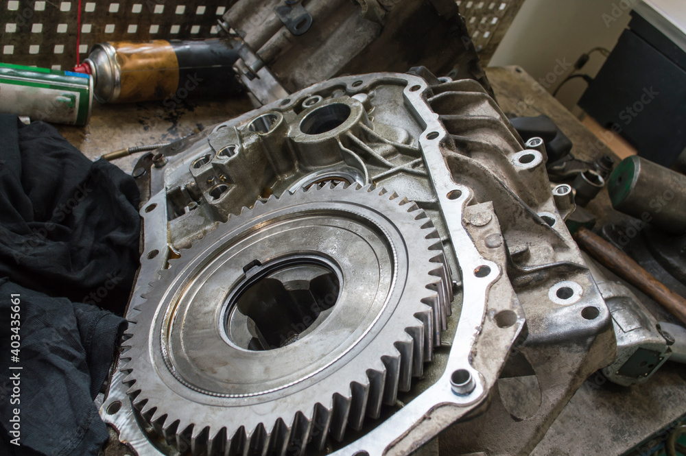 Main gear in the manual transmission housing Main gear in the manual transmission housing