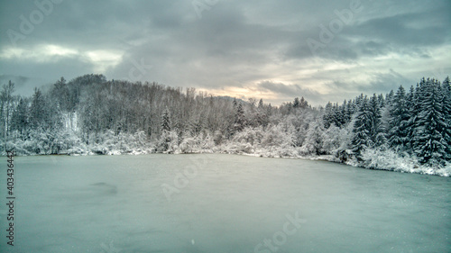photo en drone lac gelé