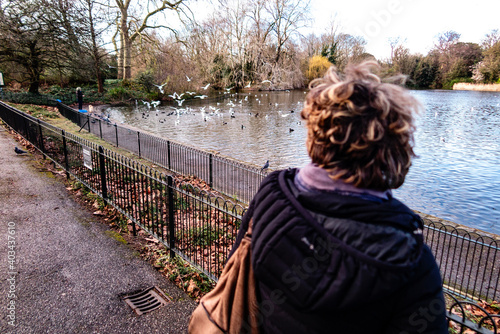 Londra giornata invernale umida con nuvole - donna che guarda photo