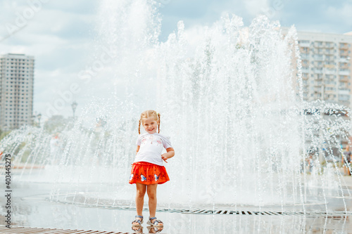 Fototapeta Naklejka Na Ścianę i Meble -  little girl near the fountain