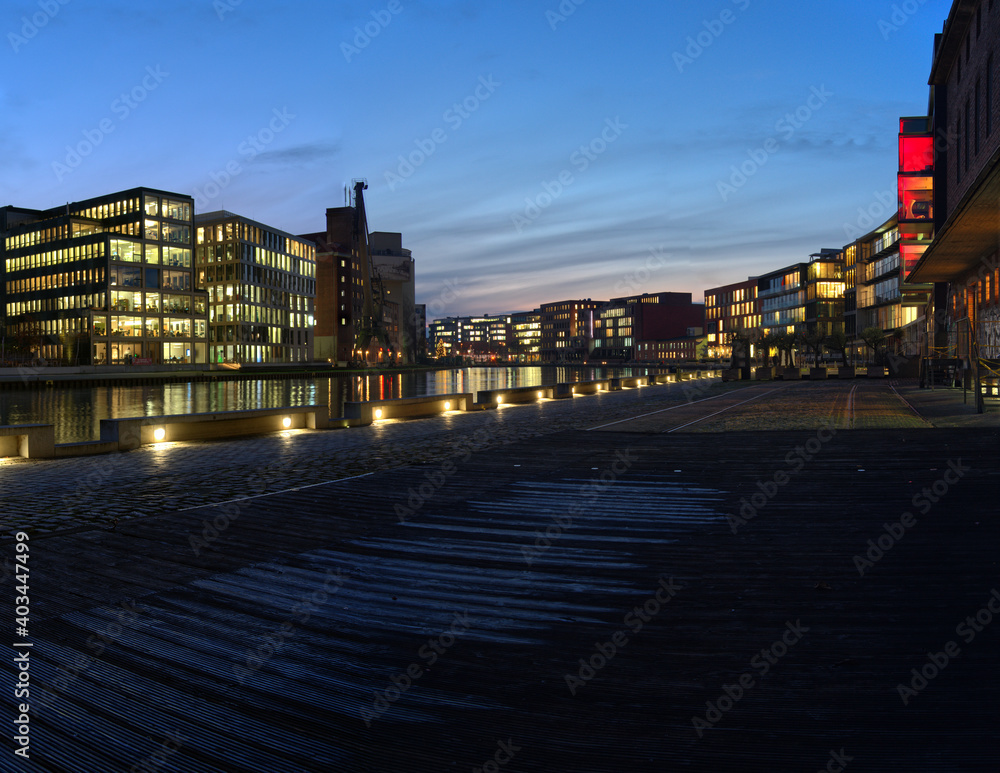 Der Hafen von Münster (Westfalen) zur Blauen Stunde