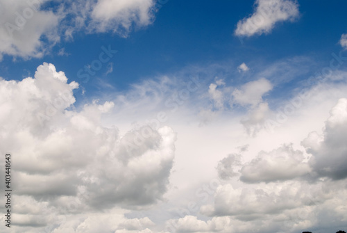 Weisse Wolken und blauer Himmel